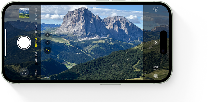iPhone 15 colocado na horizontal a tirar uma fotografia de uma pitoresca cena de montanha, realçando a câmara de alta resolução de 48 megapixéis